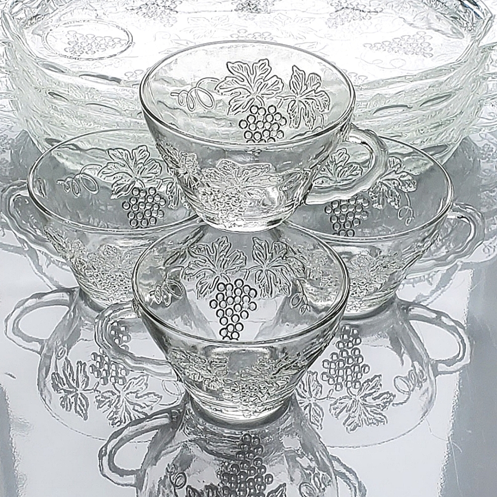 Vntg 8 piece Clear Anchor Hocking 🍇Grapes Cluster Snack Set/4 Plates&4 Cups